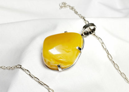 Wisiorek z duzym bursztynem "WA13"